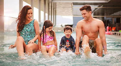 familia-piscina